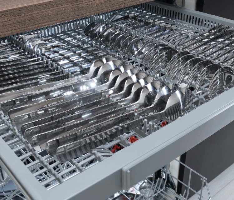 Hisense Freestanding Dishwasher HS661C60X - Always Dry and Clean Cutlery