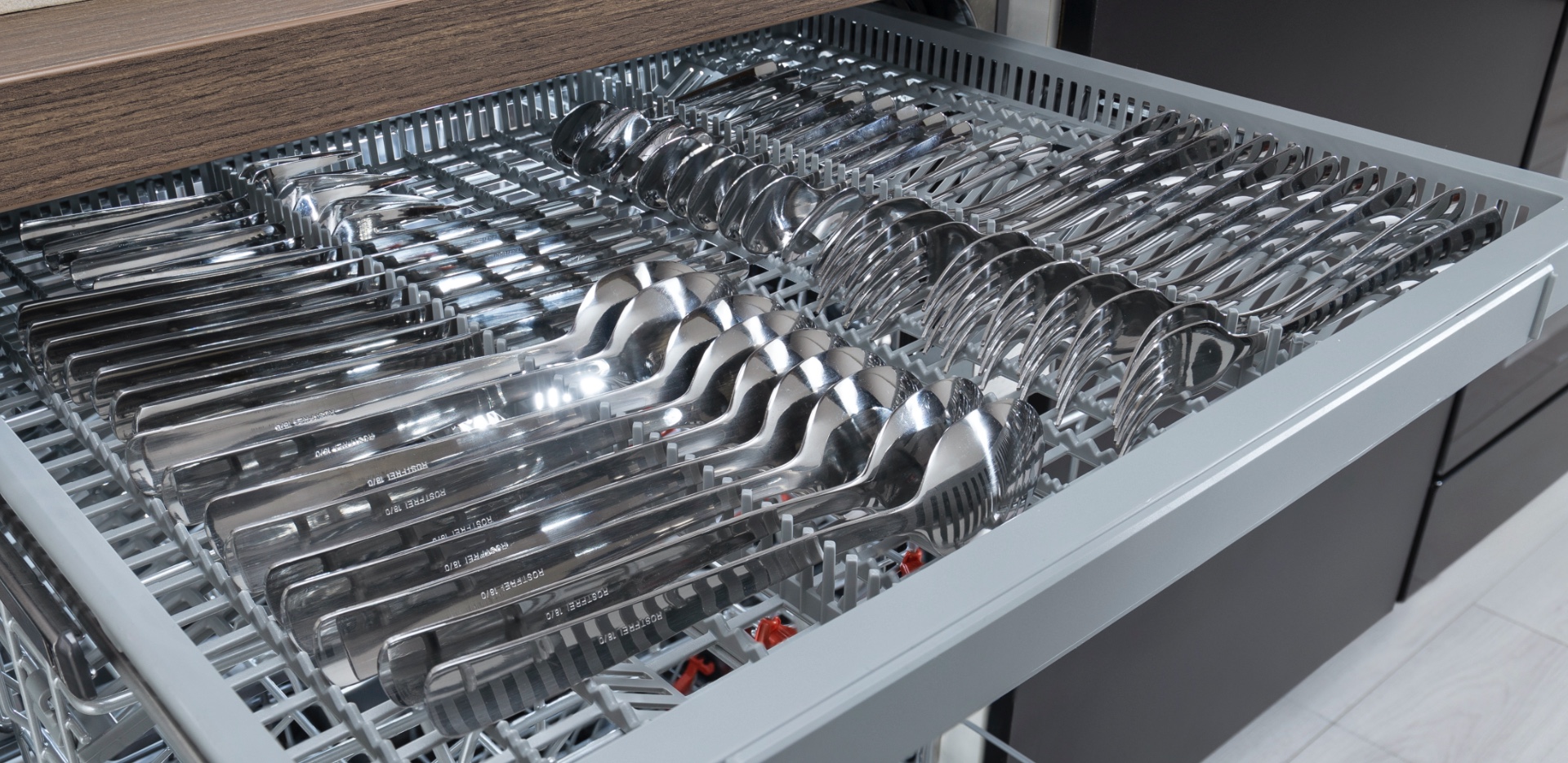 Hisense Freestanding Dishwasher HS661C60X - Always Dry and Clean Cutlery